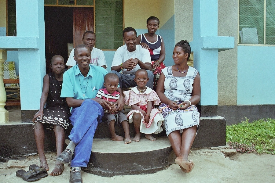 Familie: Vorm Haus in Pugu