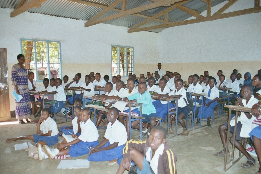 Schule: Grundschulklasse in Schuluniform