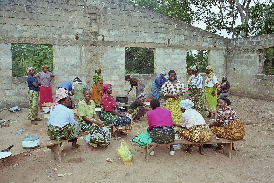 Kochen für ein Gemeindefest: Kirchhof in Kisarawe